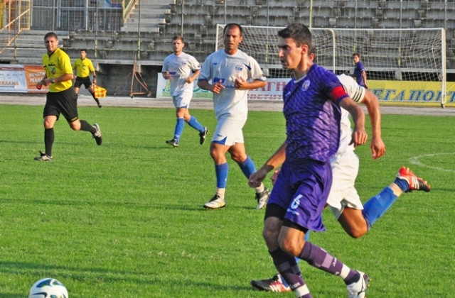 Две различни полувремена изиграха етърци в  контролата със Спартак