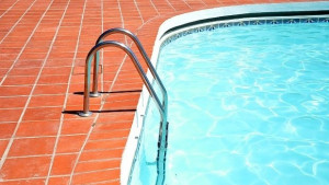 В разгара на сезона все още има басейни без спасители