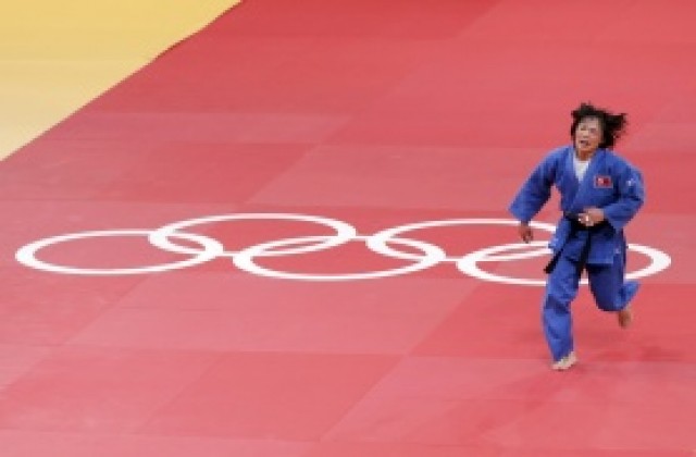 КНДР с първо злато в Лондон след триумф в женското джудо