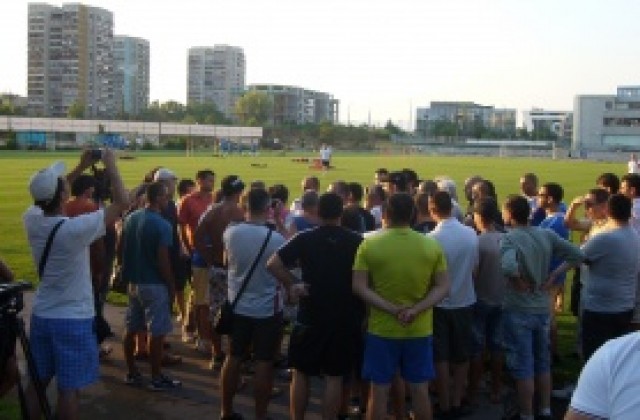 ФОТО: Илиан Илиев разговаря с фенове на терена, опита се да ги успокой