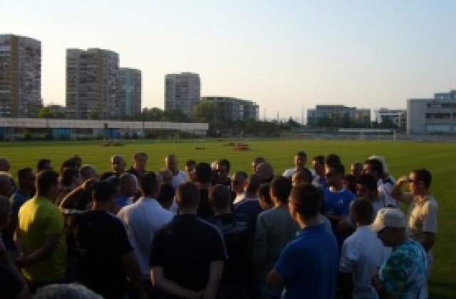 Фенове на Левски разбиха носа на оператор