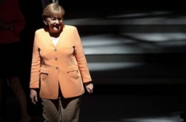 По-малко германци одобряват действията на Меркел за справяне с кризата в еврозоната