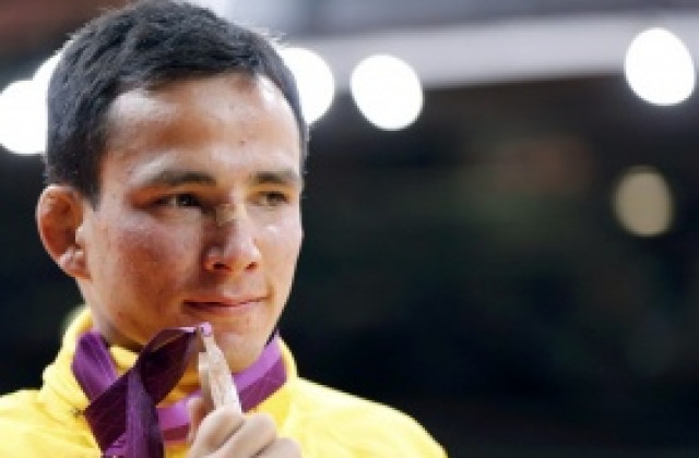 Бразилец строши медала си от Олимпиадата