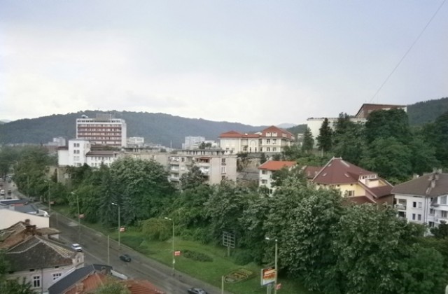 Слънчево, на места с валежи