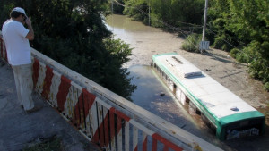 Общината проверява района след инцидента с наводнения автобус