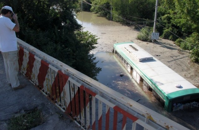 Общината проверява района след инцидента с наводнения автобус