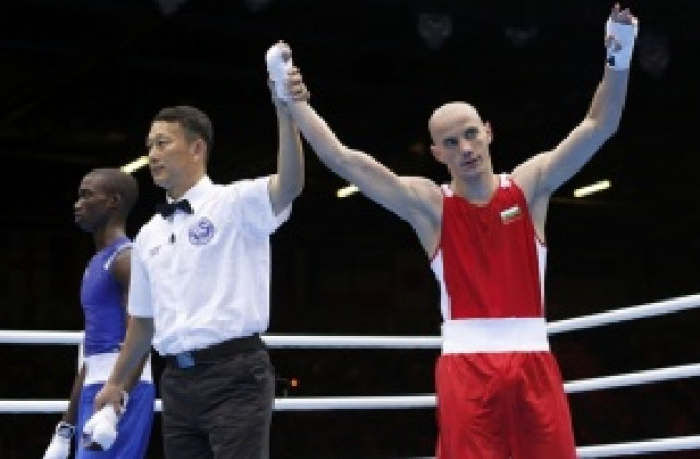 Александър Александров нямаше никакви проблеми срещу Макуина в първия си мач в Лондон