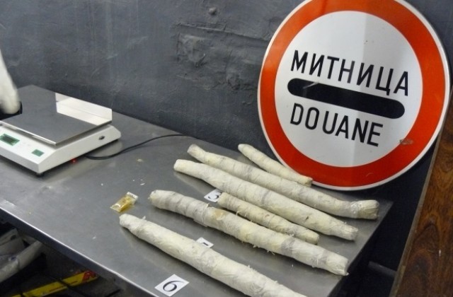 Митничари на Гюешево задържаха кола с близо 2 кг хероин
