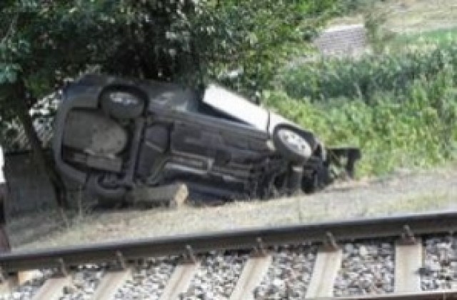 Влак помете кола на прелез, двама оцеляха по чудо