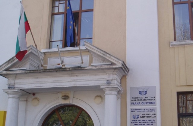 По 49 напират за поста митничар във Варна