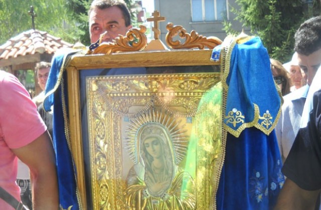 Чудотворната икона на Света Богородица пристигна в Добрич