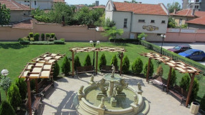 Нова Загора зелена и в жегите