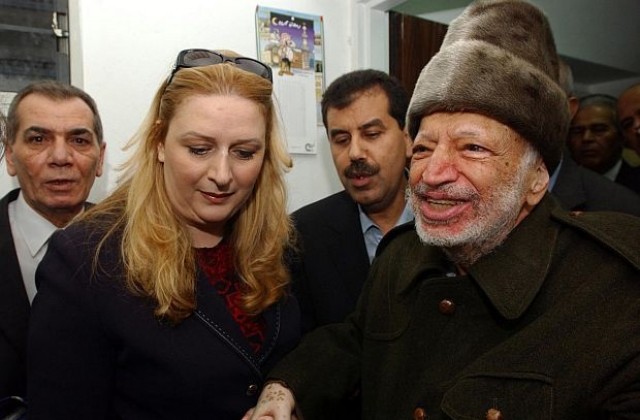Вдовицата на Ясер Арафат внесе иск за разследване на убийството му