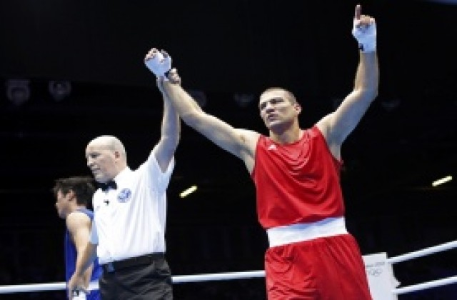 СНИМКИ: Тервел Пулев е на 1/4-финал в Лондон, среща аржентинец в битката за медал