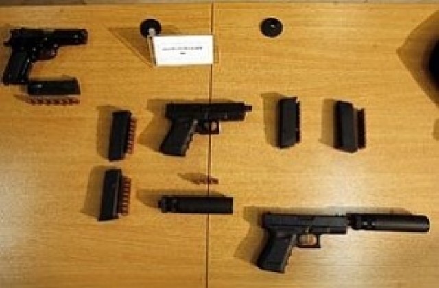 Баба откри боен арсенал в дома си