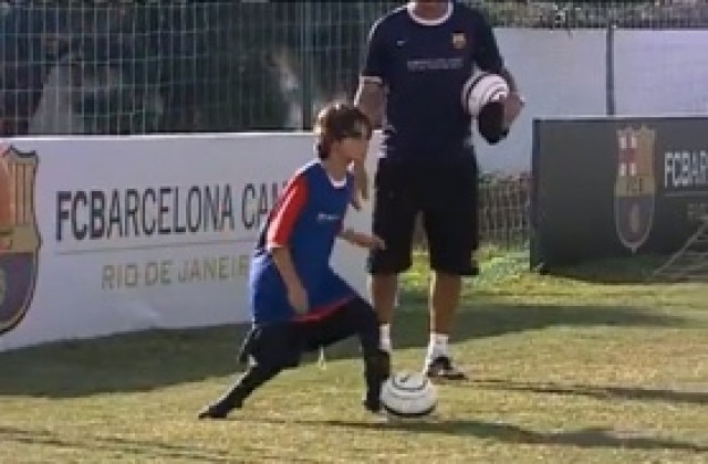 ВИДЕО: Дете без ходила блести в кампуса на Барса