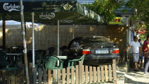 БМВ връхлетя в заведение Жена бере душа в болницата