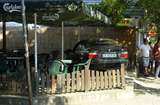 БМВ връхлетя в заведение. Жена бере душа в болницата