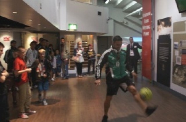 ВИДЕО: Защитник на Лудогорец жонглира с топка на „Олд Трафорд“