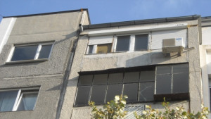 Младеж преряза вените си и се хвърли от покрива на