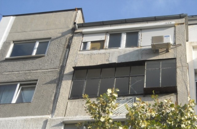 Младеж преряза вените си и се хвърли от покрива на блок