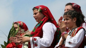Уникални гласове завладяващи танци и пъстри носии на Пирин пее