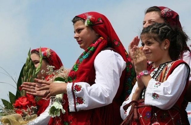 Уникални гласове, завладяващи танци и пъстри носии на „Пирин пее”