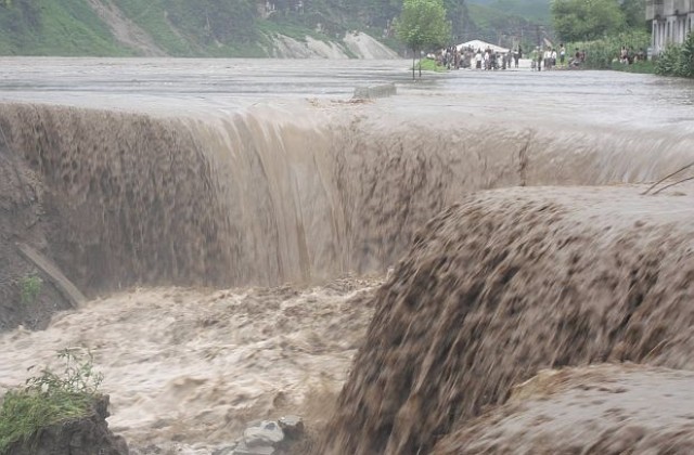Расте броят на жертвите от наводненията в Северна Корея