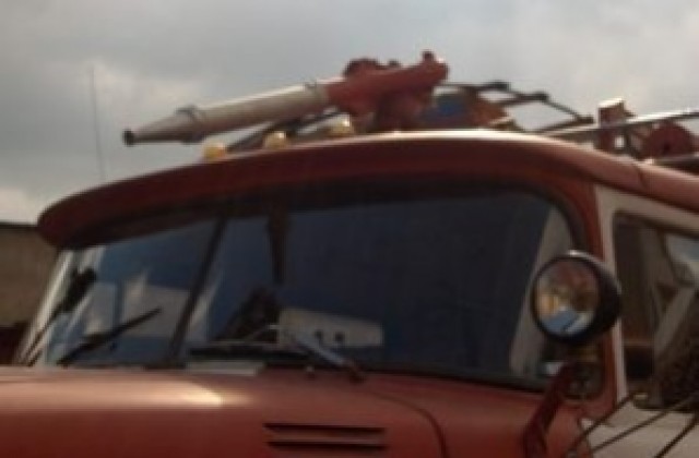 Машини и водоноски от „Марица Изток” се включват в гасенето на пожара в новозагорско