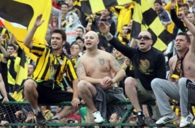 Неадекватни фенове развалиха празника на Ботев на стадион Пловдив