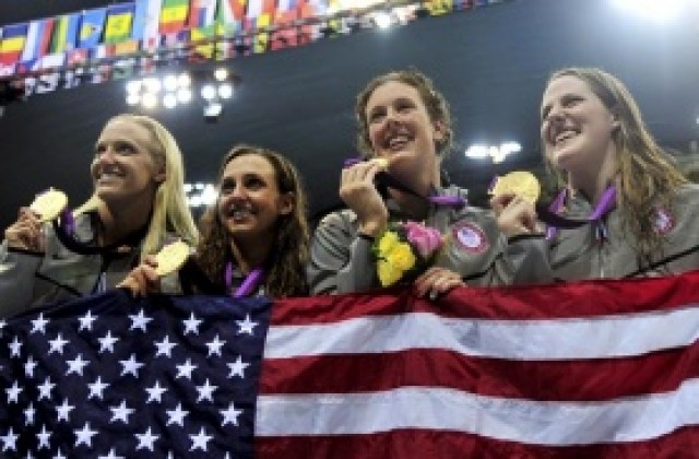 Световен рекорд за САЩ и олимпийска титла в щафетата по плуване 4 x 100 метра