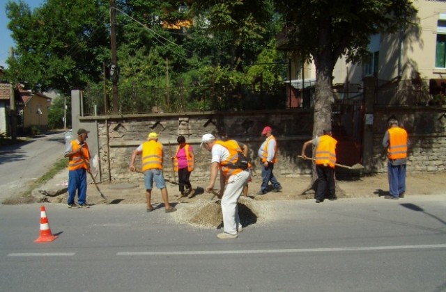 Ремонтират тротоарите в Горна Оряховица