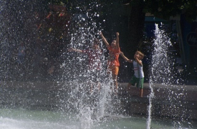 Жегата идва и във Варна, обявен е жълт код