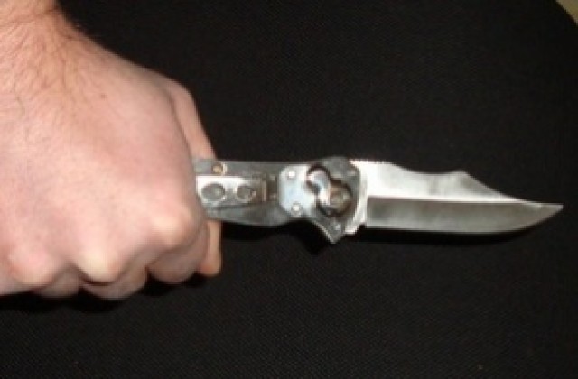 Трима ограбиха младеж след заплаха с нож