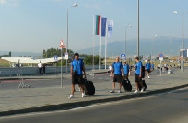 СНИМКИ: Националите влачиха сакове заради заграденото летище в София