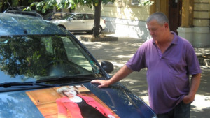 Мая Манолова грейна на капака на кола във Варна