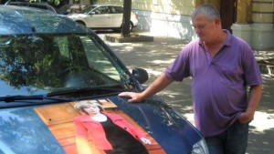 Мая Манолова грейна на капака на кола във Варна