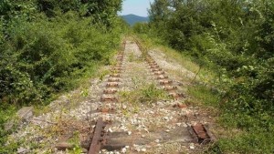 Задържаха двама железничари за кражба на жп релси