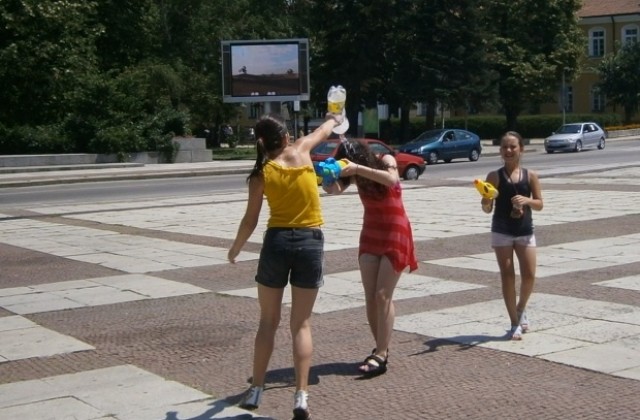 Остава горещо