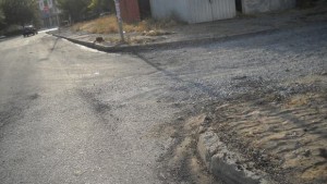 Работата по уличната мрежа в кв Сини камъни продължава
