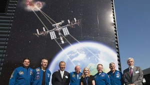 Индевър пристига в Ел Ей през септември