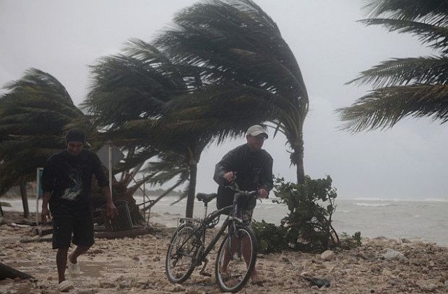 Ураганът Ернесто връхлетя Мексико