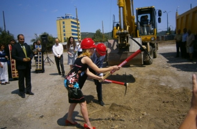 Новият хипермаркет - готов в средата на ноември