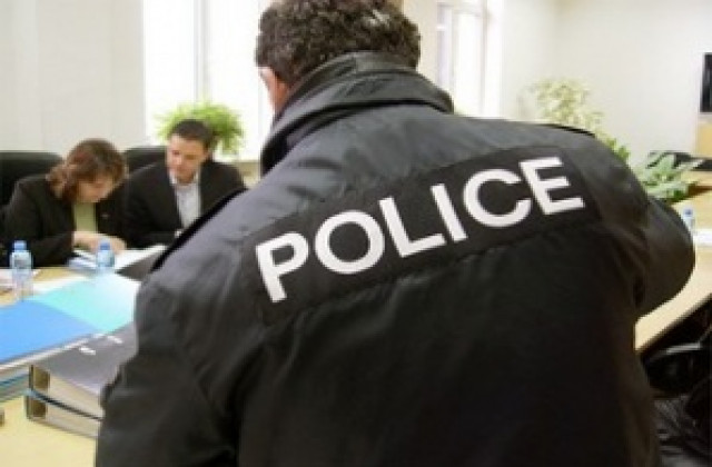 Пиян бута пари на полицаи