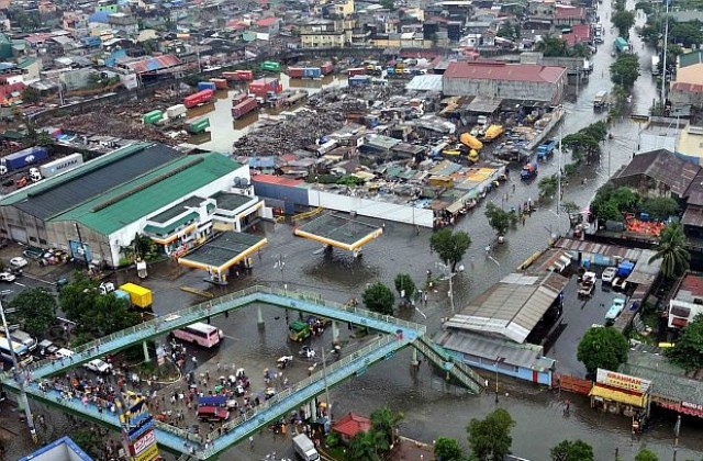 Жертвите на наводненията в Манила са вече 60