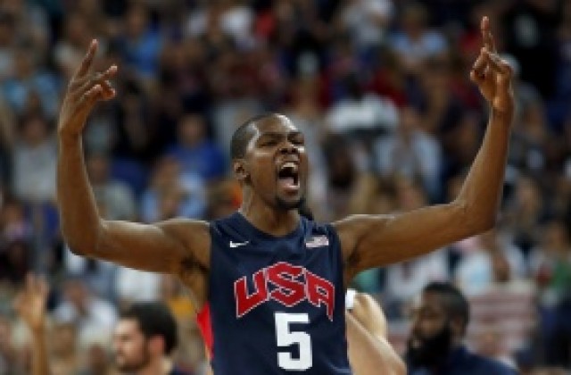 СНИМКИ: Космически забивки и дъжд от тройки пратиха САЩ на финал