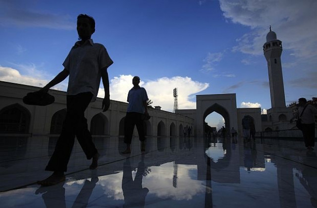 Мълния уби 13 души пред джамия в Бангладеш