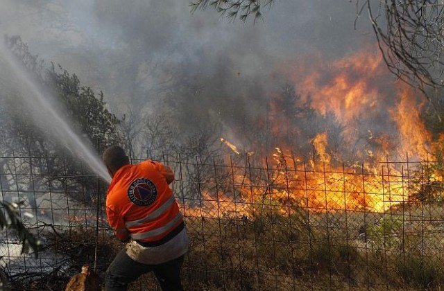 Гърция изпрати армията в борбата с пожара в Атон