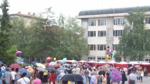 Дъждът не уплаши стражичани да празнуват