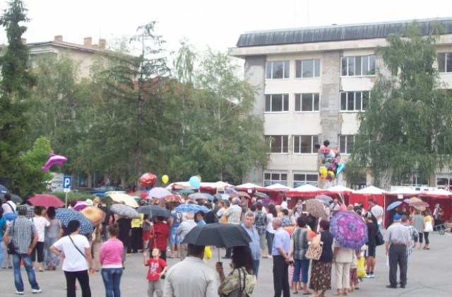 Дъждът не уплаши стражичани да празнуват